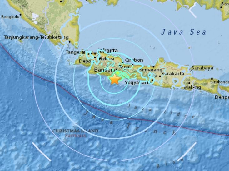 印尼西爪哇15日晚間11時47分發生規模6.9強震，美國地質調查所測得的規模是6.5。   圖取自美國地質調查所網頁usgs.gov