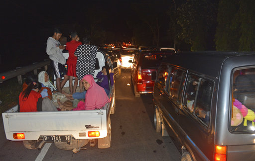邦打卡隆市民在強震之後離開住處前往高處，避免強震可能造成的海嘯。   圖：達志影像/美聯社