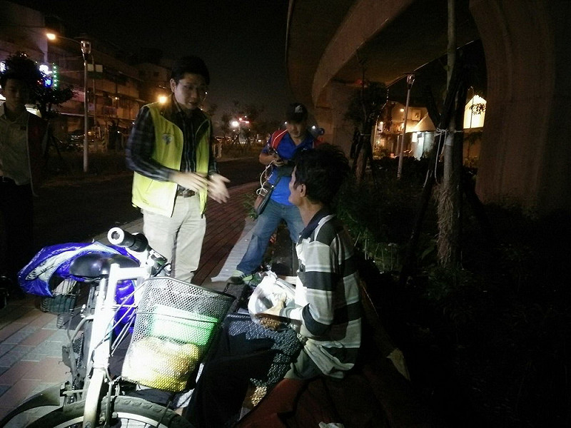 有關街友之關懷訪視服務，屏東縣政府於冬日寒夜持續協同社團法人屏東縣金鳳凰緊急救護協會於街友常棲宿地點訪視以勸導入住屏東縣遊民收容所。&nbsp;&nbsp;&nbsp;圖：屏東縣政府/提供