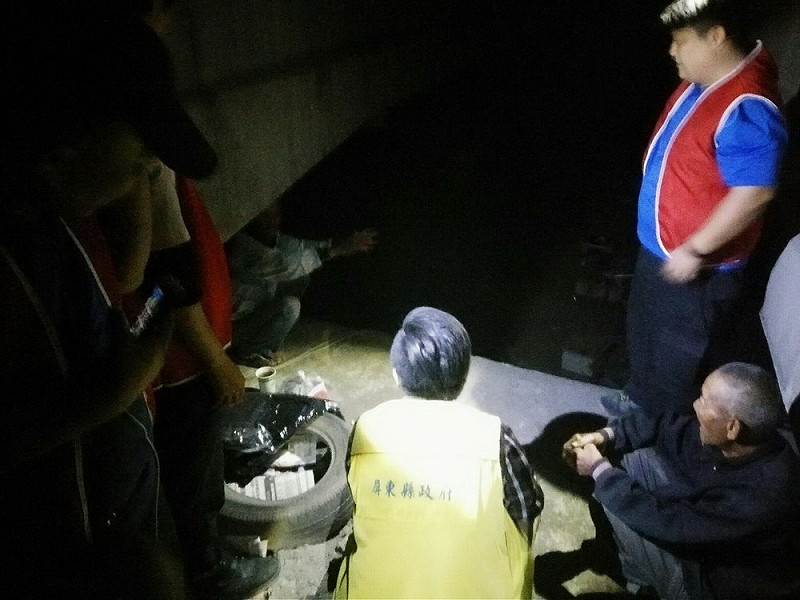 對於無意願入住者除加強定點關懷訪視之外，並提供熱飲、保暖衣物、圍巾、口罩、睡袋及暖暖包等禦寒物資供街友使用。&nbsp;&nbsp;&nbsp;圖：屏東縣政府/提供