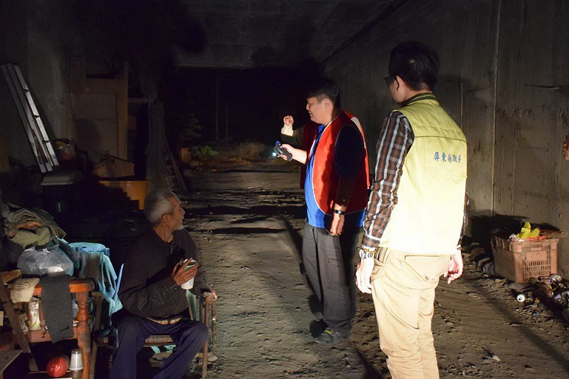 對於縣內獨居老人及弱勢民眾除平日關懷服務外，縣政府於本週起於各社區關懷據點宣導低溫關懷，並透過各區域家庭福利服務中心社工、各鄉（鎮、市）村里長、村（里）幹事及據點志工於寒流來襲期間加強關懷訪視社區獨居老人及弱勢民眾，共同叮嚀長輩注意保暖與用電安全。&nbsp;&nbsp;&nbsp;圖：屏東縣政府/提供