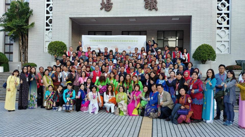 民主進步黨昨（15）與今兩日舉辦「台灣原住民族及新住民文化交流參訪活動」，共有近170位來自全國各地原民及新住民團體幹部參加。   圖：取自民進黨婦女部臉書