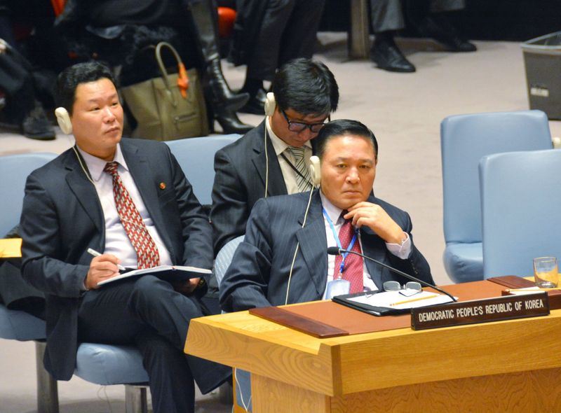 非常罕見出席安理會部長級會議的北韓駐聯合國代表慈成男（前）指出，北韓擁有核武是保衛國家免受美國核威脅與勒索「無法避免的自衛舉措」。   圖：共同社