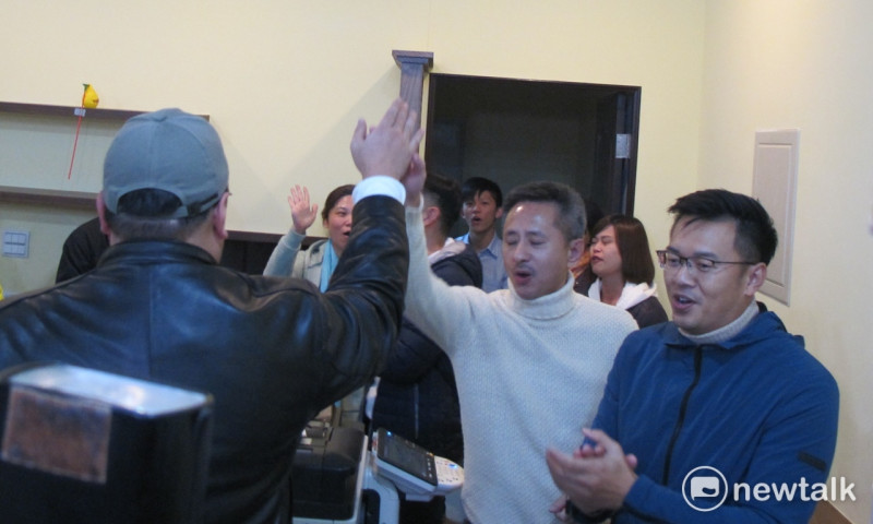 16日罷昌案計票後記者會後，安定力量主席孫繼正與志工拍手、打氣。   圖：林朝億/攝