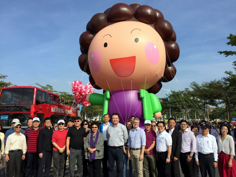 高達7.5公尺的Q版花媽大氣球也首度加入遊行行列，吸引現場民眾目光。高雄市長陳菊也到場同歡，歡迎大家造訪高雄、感受城市溫暖。   圖：高雄市政府提供