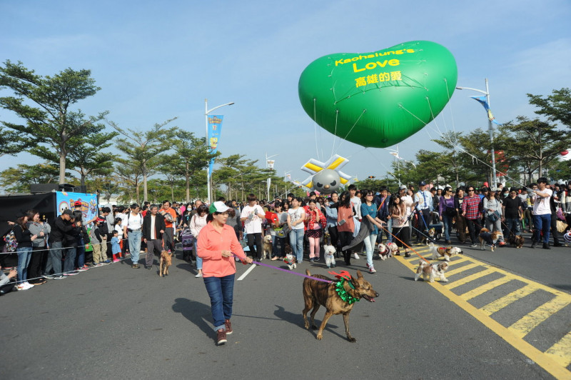 陳菊表示，高雄以熱情陽光歡迎大家造訪，今年大氣球活動精彩多元，並呼應狗年即將到來，邀請大家帶著心愛的毛小孩加入遊行同樂。   圖：高雄市政府提供