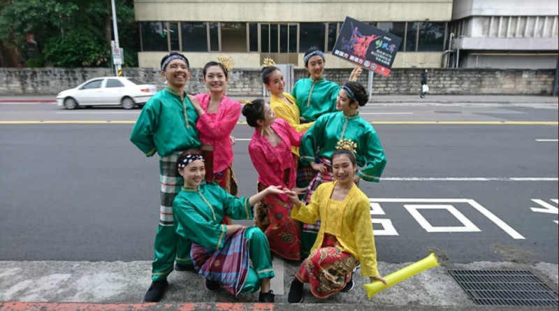 正修科大的兩所印尼姊妹校的學生們帶來的表演是楠榜省傳統特色舞蹈，楠榜省以盛產織布有名，為印尼傳統「三大名織」之一，表演服裝也採用其傳統圖紋為特色，精緻而優美。   圖：教育部/提供
