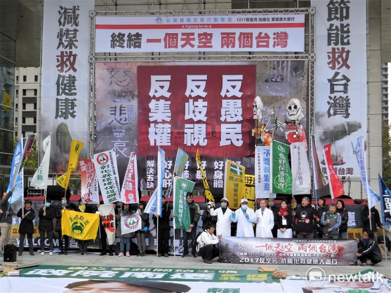 參與反空汙遊行的公民團體在台中市議會廣場呼口號。   圖：朱泓任/攝