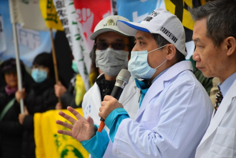 記者會主旨在強調不分南北藍綠都是呼吸命運共同體，且必須團結起來改變「一個天空 兩個台灣」的不公義。又同時預告下午的遊行活動，邀請民眾一同參與「反空汙爭好氣」的行列。   圖：台灣健康空氣行動聯盟/提供