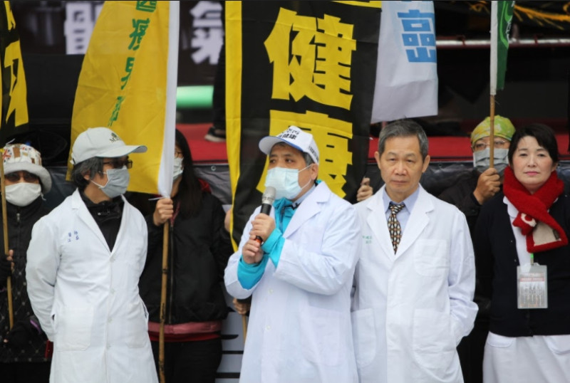 記者會主旨在強調不分南北藍綠都是呼吸命運共同體，且必須團結起來改變「一個天空 兩個台灣」的不公義。又同時預告下午的遊行活動，邀請民眾一同參與「反空汙爭好氣」的行列。   圖：台灣健康空氣行動聯盟/提供