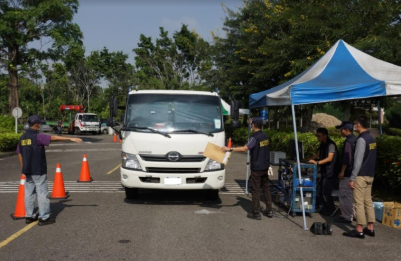 柴油車路邊攔檢。   圖：高雄市環保局/提供