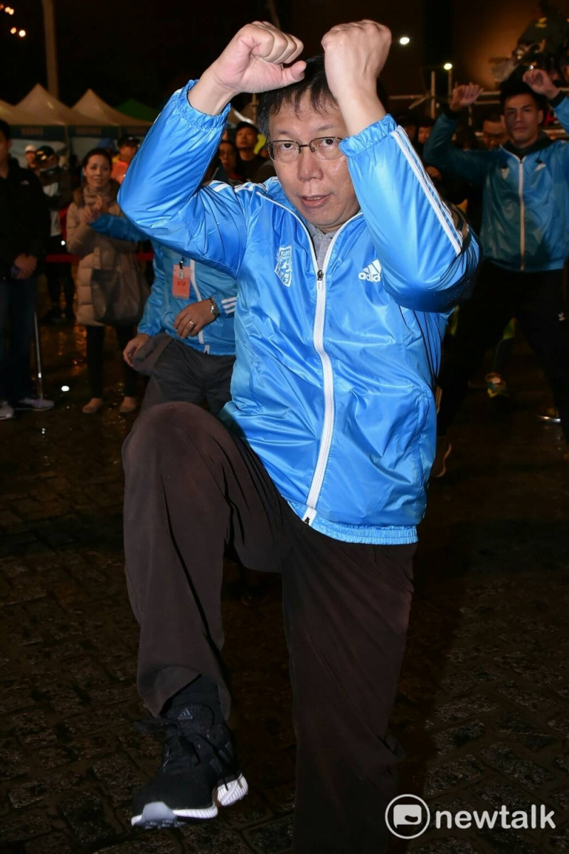 為了路跑，台北市長柯文哲先進行暖身運動。   圖：台北市政府提供