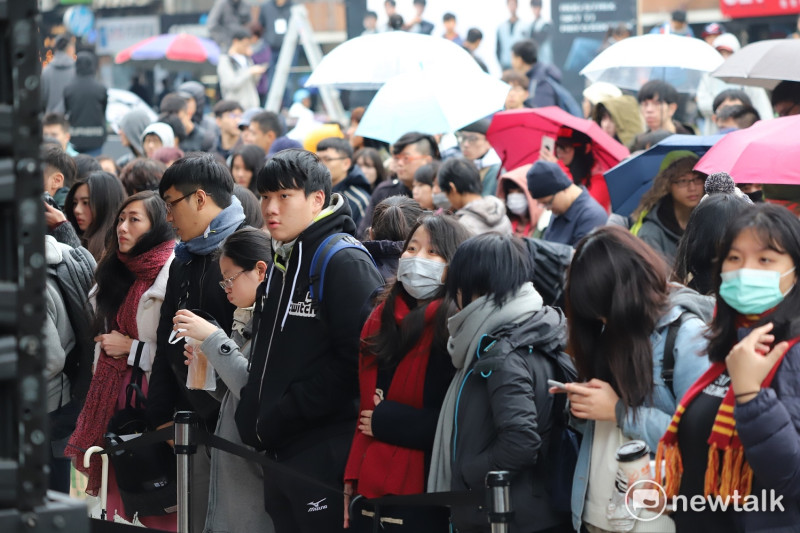 今（17）日在華山戶外廣場舉行擠滿上百位熱期的粉絲，為的便是要一睹韓國戰隊SKT中路選手「Faker」李相赫的風采。   圖：蔡幸秀/攝