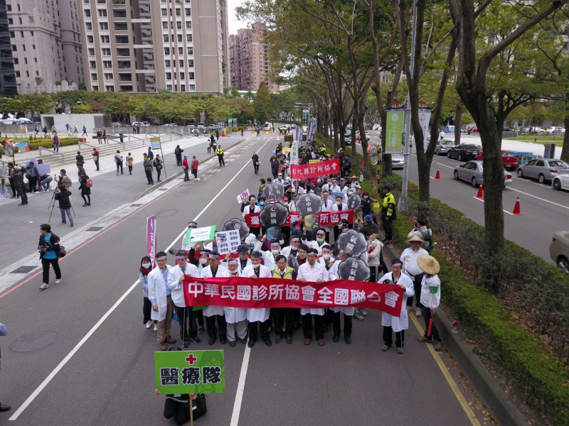 1217空汙大遊行台中場，共有十多個公民團體集結上街遊行抗議。   圖：台灣健康空氣行動聯盟提供