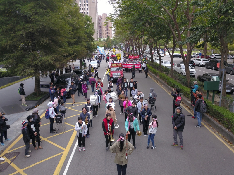 去年1217空汙大遊行台中場，共有十多個公民團體集結上街遊行抗議。   圖：台灣健康空氣行動聯盟/提供