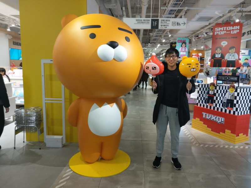 Doublelift也特別去了韓國通訊軟體周邊專賣店「LINE FRIEND」，表示他交到新朋友了。   圖：翻攝自 Yiliang Peng‏ 推特