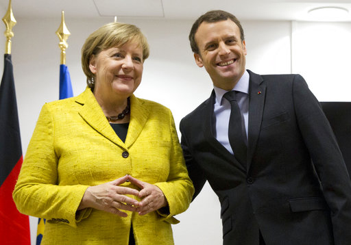 法國總統馬克宏（右）雖尋求與德國總理梅克爾（左）的堅實關係，卻對梅克爾最指標政策之一的逐步淘汰核電，毫不感興趣。
   圖：達志影像／美聯社