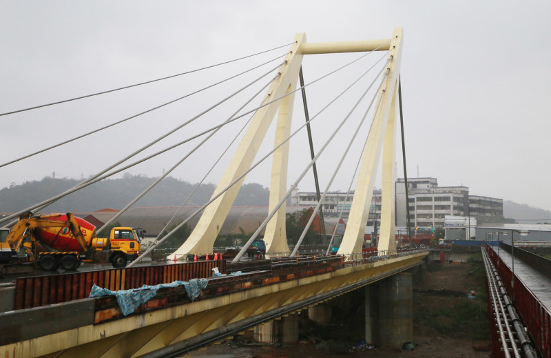 位於七堵橫跨基隆河兩岸的七賢橋目前正在進行改建工程。   圖：基隆市政府 / 提供
