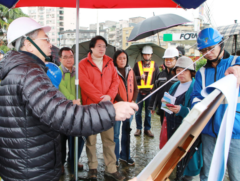 基隆市長林右昌今（18）日前往視察「七賢橋改建工程」。   圖：基隆市政府 / 提供