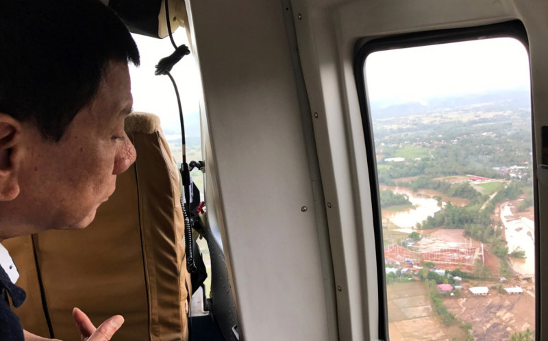 菲律賓總統杜特地今 (18) 日下午搭乘直升機空中視察遭熱帶風暴啟德侵襲的中部地區。   圖 : 達志影像/ 美聯社