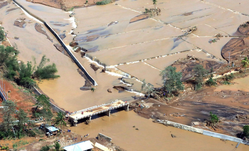 熱帶風暴天秤橫掃菲國南部，引發土石流及洪水，死亡人數已攀升至240人，全國仍有上百人失蹤。   圖 : 達志影像/ 美聯社