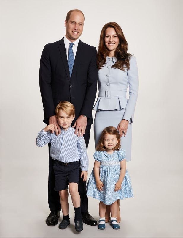 英國王室18日公布威廉王子全家福照片，並透露夏綠蒂公主2018年將開始上幼兒園。   圖：翻攝肯辛頓宮推特
