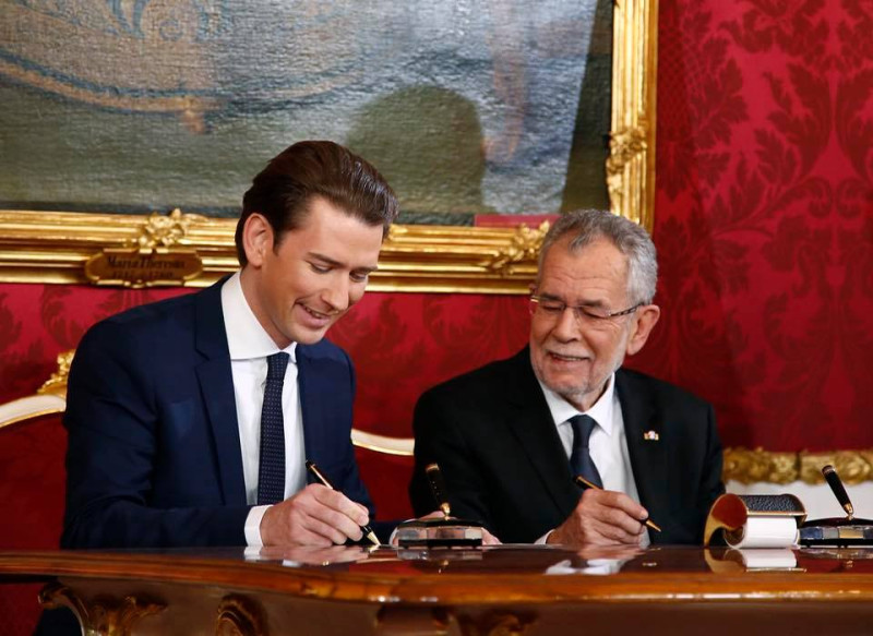 奧地利新政府今（18）日宣誓就職，由歐洲最年輕總理庫爾茨（左）與極右派自由黨組成聯合政府。   圖：翻攝Sebastian Kurz臉書