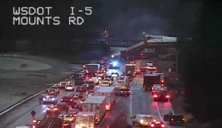 美國華盛頓州1列快速火車，自塔科馬出發後不久就發生出軌意外，目前已有6人死亡，當局全力搶救。   圖：翻攝WSDOT Tacoma Traffic‏推特