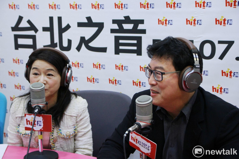 民進黨立委姚文智（右）今（19）日接受廣播電台主持人周玉蔻（左）專訪。   圖：《蔻蔻早餐》/ 提供