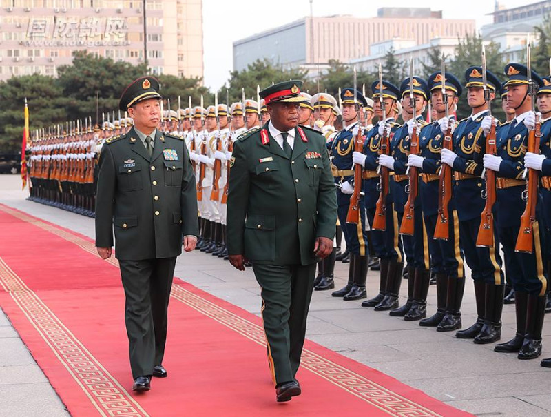 辛巴威國防總司令奇溫加（前排右）11月曾訪問中國北京，如今傳出要提早退休。   圖：翻攝辛巴威國防部臉書