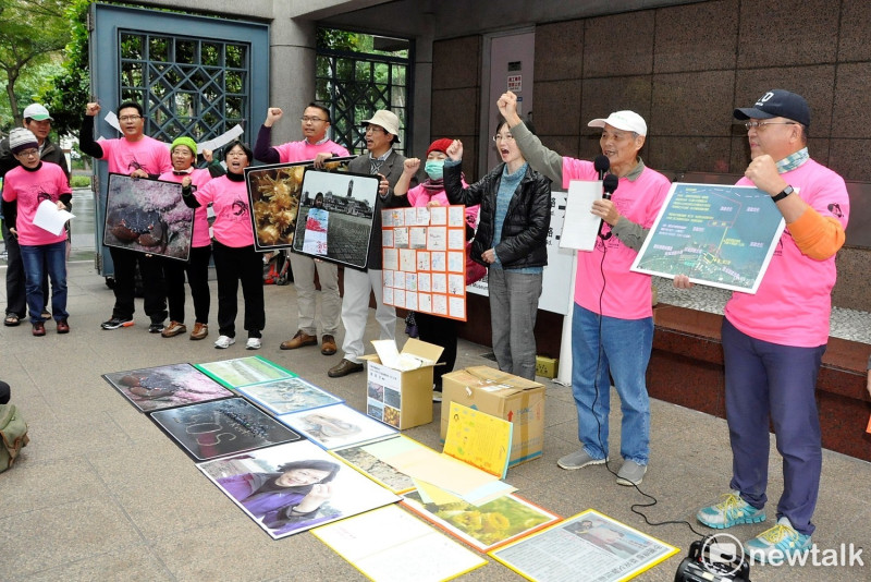 為了搶救藻礁，今天（19日）上午在台大醫院捷運站，環團與學者們帶著「請總統幫忙救藻礁」的四千多份明信片召開記者會。   圖:陳香蘭／攝