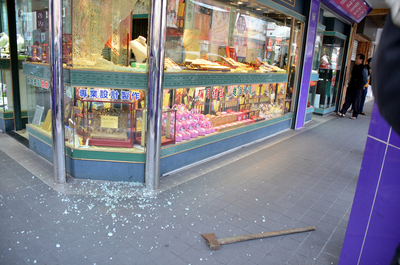 台東市區最熱鬧的中華路和大同路口，19日下午發生銀樓搶案，兩名嫌犯持斧頭擊破玻璃櫥窗，搶走一尊價值超過64萬元的純金觀音像。   圖 : 中央社