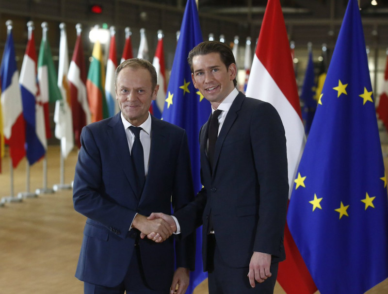 奧地利新任總理庫爾茲（右）上任後，即會見歐洲理事會主席圖斯克，強調奧地利一貫的親西歐態度不變。   圖：翻攝庫爾茲推特