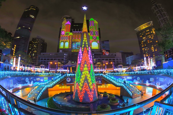 本次市民廣場的光雕投影採用48台高規格投影機、全球唯一360度3D立體光雕投影耶誕樹。   圖：新北市政府/提供