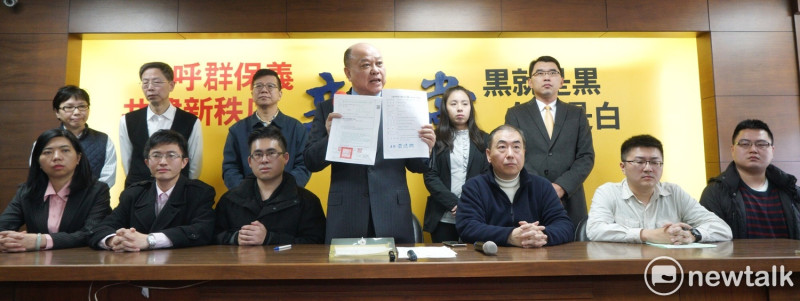新黨副主席李勝峰說，公投法三讀通過後，未來將推動公投，修法讓證人在被搜索或出庭作證時，有律師陪同，補足法律漏洞。   圖：張良一／攝
