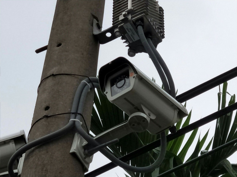屏東縣佳冬鄉推出「社區路口監視服務系統」，透過手機APP即時影像觀看，讓家庭防護更多一層保護。   圖：屏東縣政府/提供