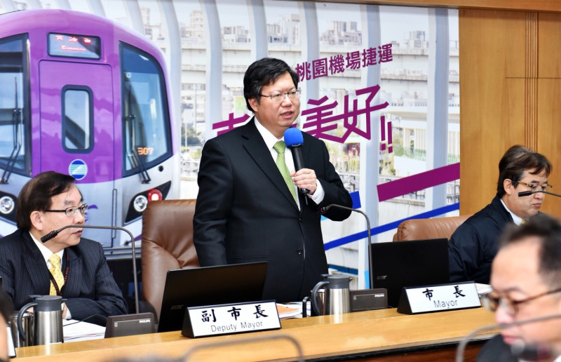 桃園市長鄭文燦今日表示，將與高鐵局研商運用機捷建設結餘款購置車廂，以盼能提高運輸量，更達到「6分鐘一班」的目標。   圖：桃園市政府/提供