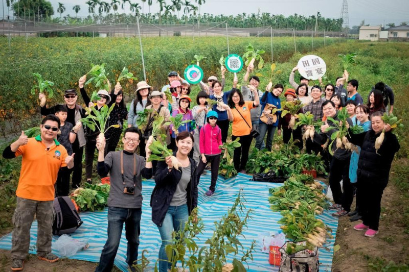 民眾到美濃的農場裏現場拔蘿蔔。 圖 : 高雄市政府/提供
