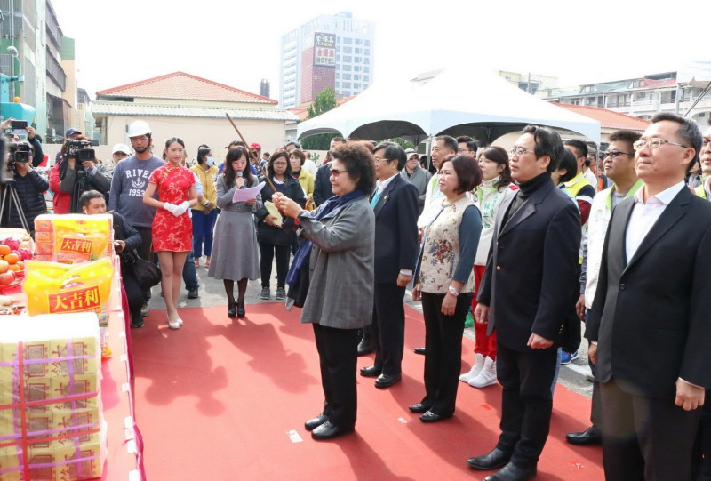 高雄市長陳菊今日出席大灣綜合活動中心新建工程上樑典禮，她表示工程預計明年完工。   圖：高雄市政府/提供