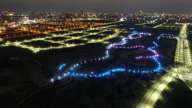 水湳智慧城中的中央公園第一工程已完工，台中市政府進行夜晚試燈，以洋紅、淺藍、冷白三色，呈現休憩、運動、親子等不同特色的園區步道。   圖：台中市政府/提供