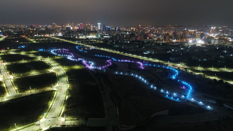 中央公園的三色路燈，以燈光勾勒出夜間公園的樣貌，未來將成為市民晚上活動休憩的新亮點。   圖：台中市政府/提供