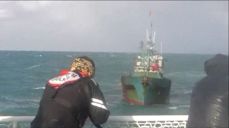 中國船隻頻頻越界打撈，韓國海岸警衛隊只能強制驅離，圖為今年3月，韓海警正在打擊闖入石南縣加賀洲島西部海域的中國船。   圖：翻攝hani/Seohae海岸警衛隊提供