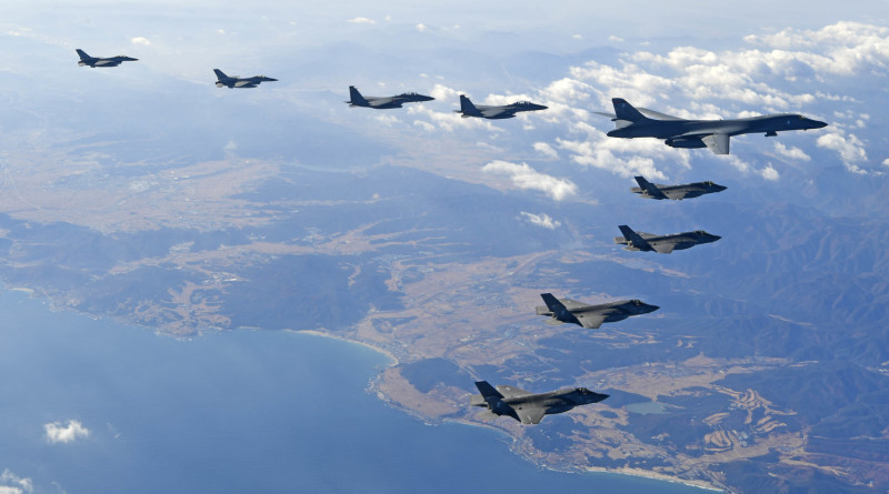 日前中國多架軍機飛越宮古海峽、巴士海峽，示警意味濃厚。   圖：達志影像/美聯社資料照片
