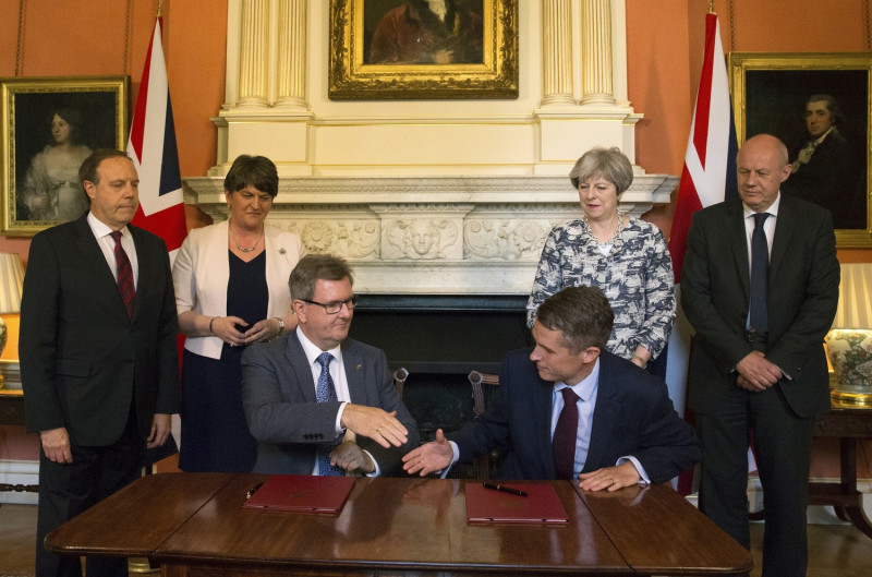 英國首相梅伊的副手、內閣首席大臣兼內閣辦公室大臣葛林今天請辭。圖為梅伊(右二)與葛林(右)。   圖 : 達志影像/美聯社