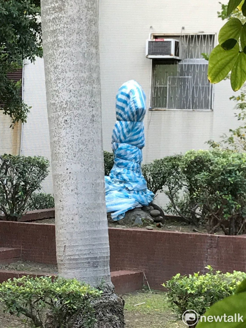 中正高中校園內蔣介石銅像遭砍斷頭，並噴上白漆。   圖：周煊惠 / 攝