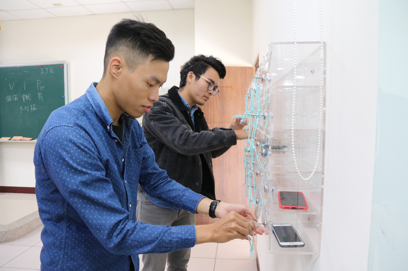中興大學企管系系主任喬友慶在教室設置手機放置櫃，未來要在全系推動。   圖:中興大學／提供