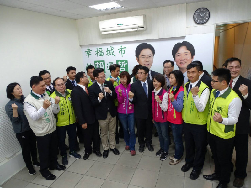 黃偉哲舉辦「台南未來 共同選哲」記者會，20多位現任市議員及議員參選人現身相挺，高聲呼喊「台南未來 共同選哲」。   圖：黃博郎/攝