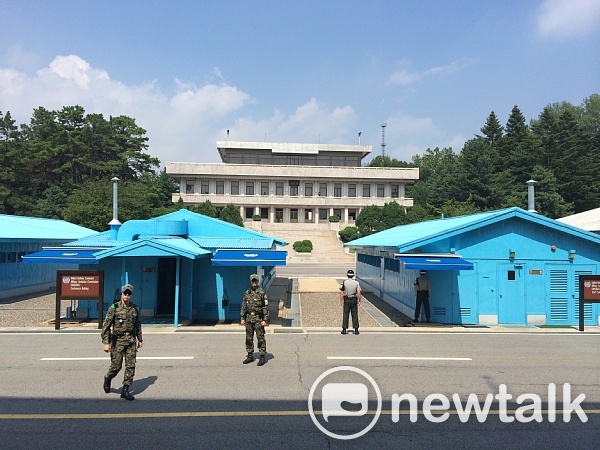 南韓官員證實又有北韓軍人跨越高度軍事化邊界叛逃後，韓聯社指出，南韓衛兵今天向尋找叛逃軍人的北韓軍隊開了多達20槍。   圖 : 翻攝自38度見行