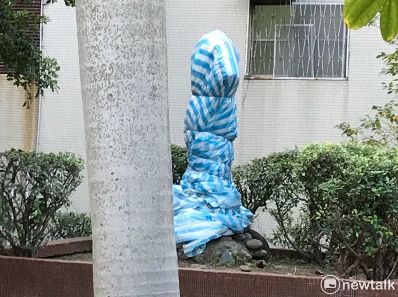 台北市立中正高中蔣介石銅像今（21）日被發現遭人砍斷頭、並噴白漆「不移除不改名就砍頭」，現在校方已用帆布包裹起來。   圖：周煊惠 / 攝