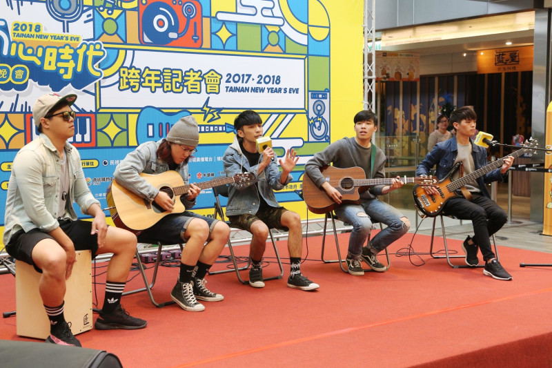 在地學生樂團「生炒鴨肉羹」表演,他們在徵選活動脫穎而出,將在跨年晚會當天擔任暖場樂團。 圖 : 台南市政府/提供